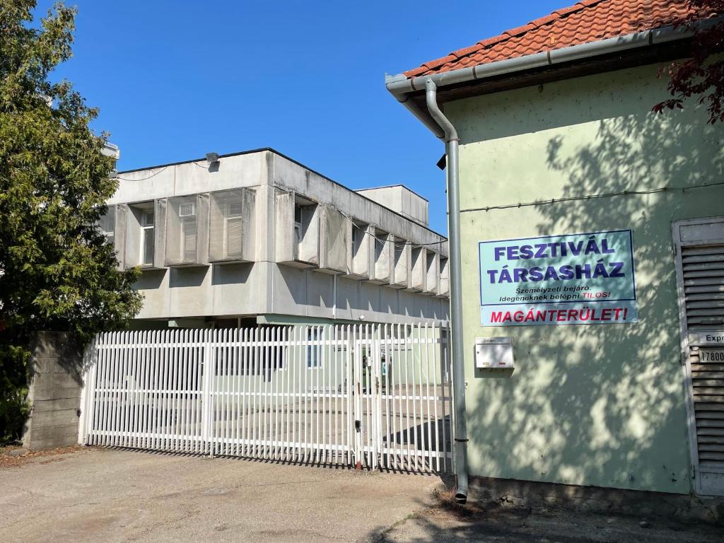 Budynek, w którym mieści się apartament