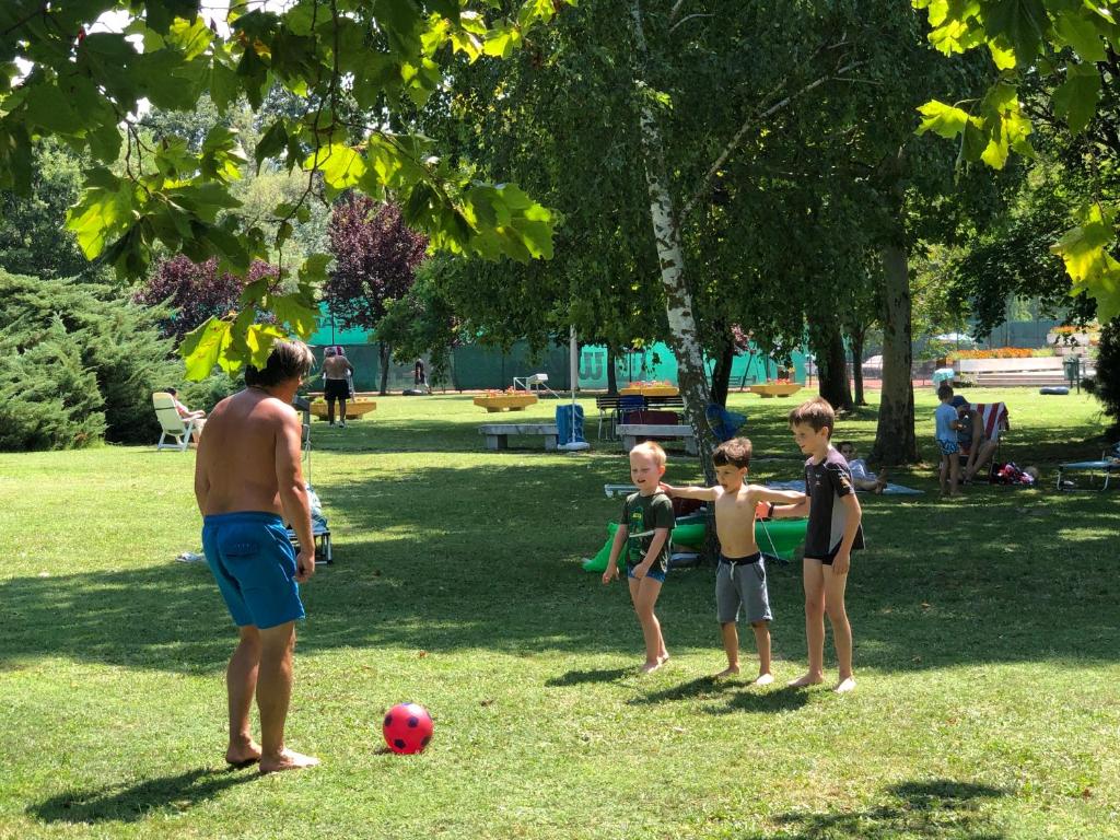 Goście zatrzymujący się w obiekcie Fesztivál Balaton parti Apartman