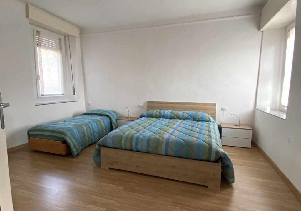 een slaapkamer met 2 bedden in een kamer bij Casa Vacanza Amelia in Bosisio Parini