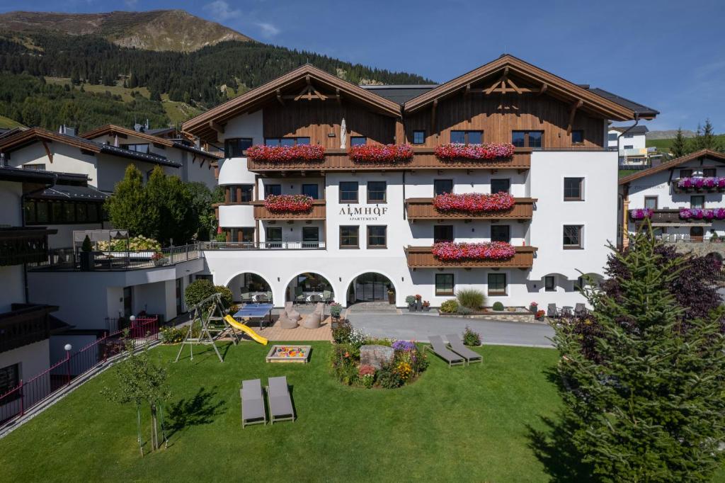 un gran edificio blanco con césped delante en Almhof Fiss, en Fiss