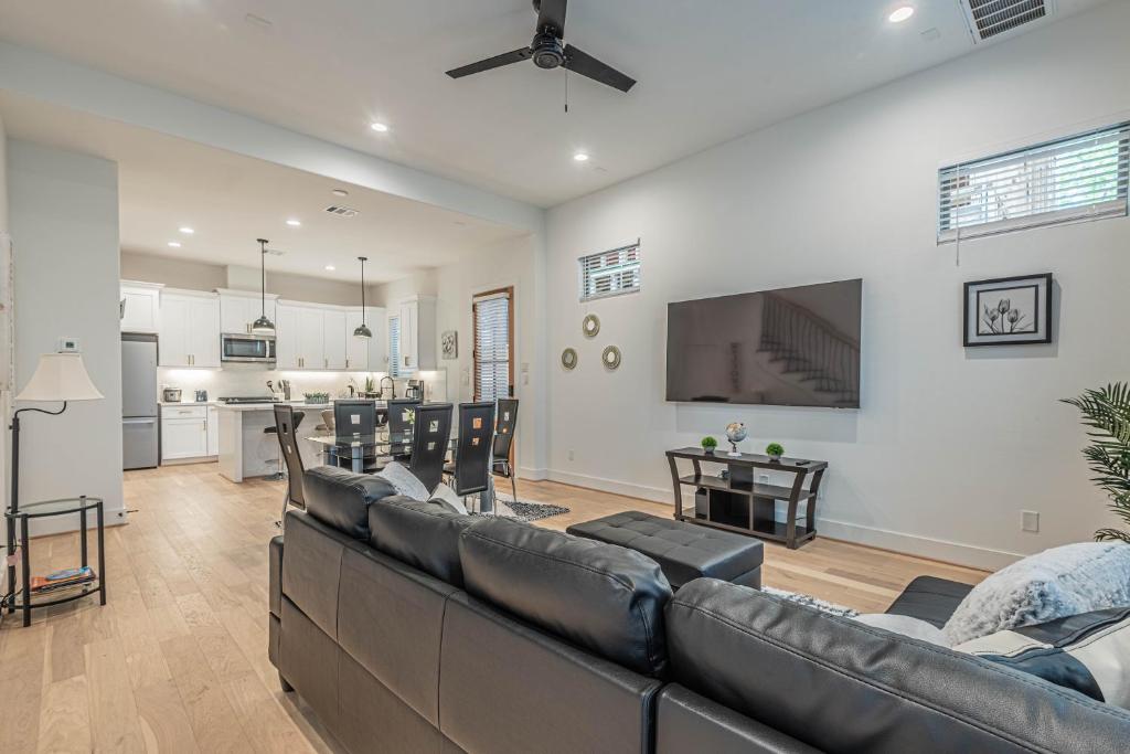 Nhà bếp/bếp nhỏ tại LUXURY 3BR, KS Bed mins away 4RM Dtown, med ctr