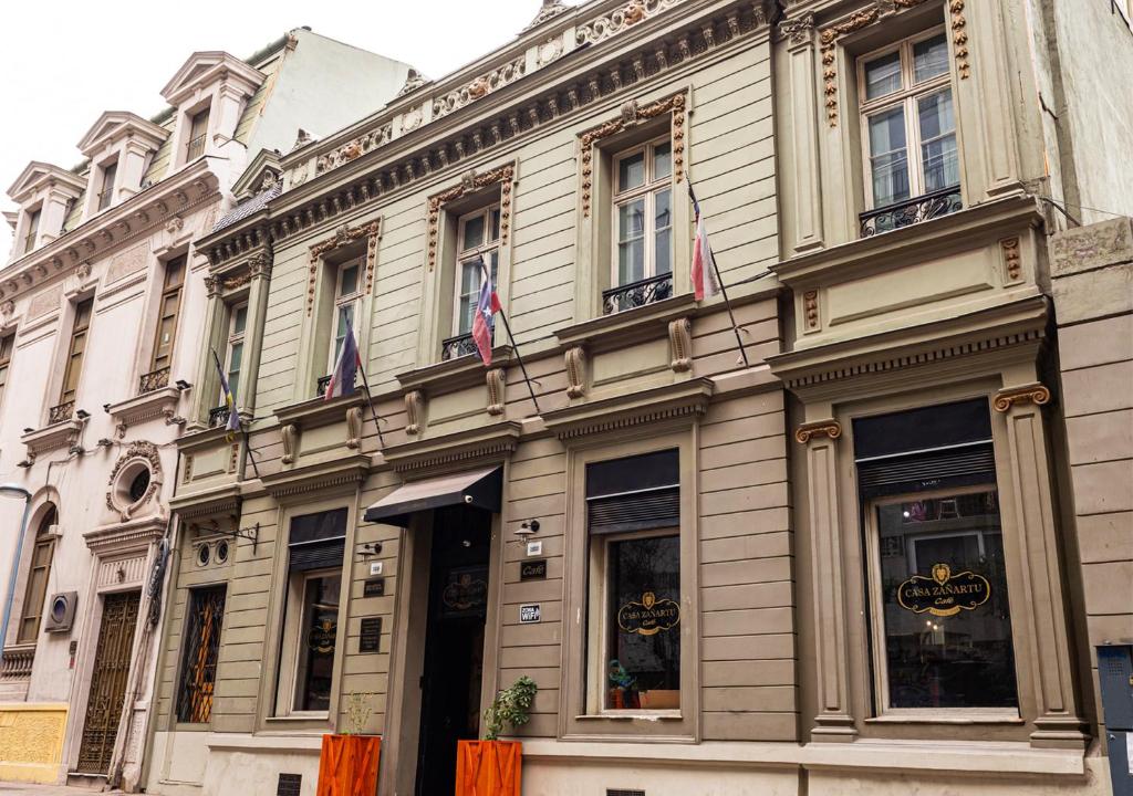 un edificio con banderas en la parte delantera en Hotel Casa Zañartu en Santiago