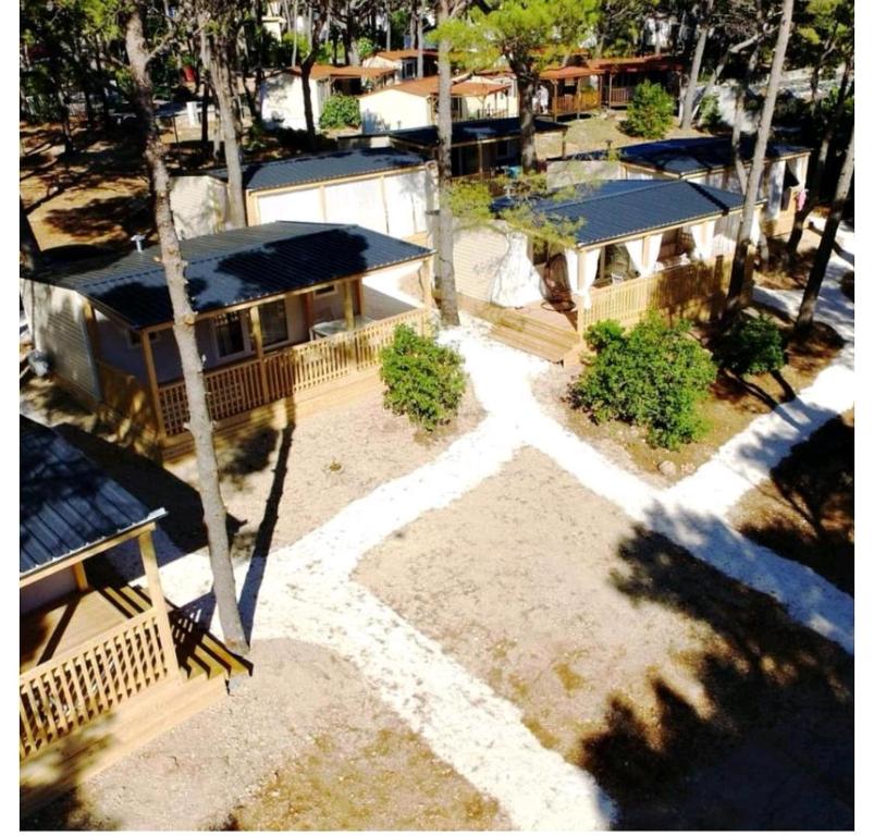 eine Luftansicht eines Hauses mit einem Baum in der Unterkunft Mobile home Maria, Camp Baško Polje in Baška Voda