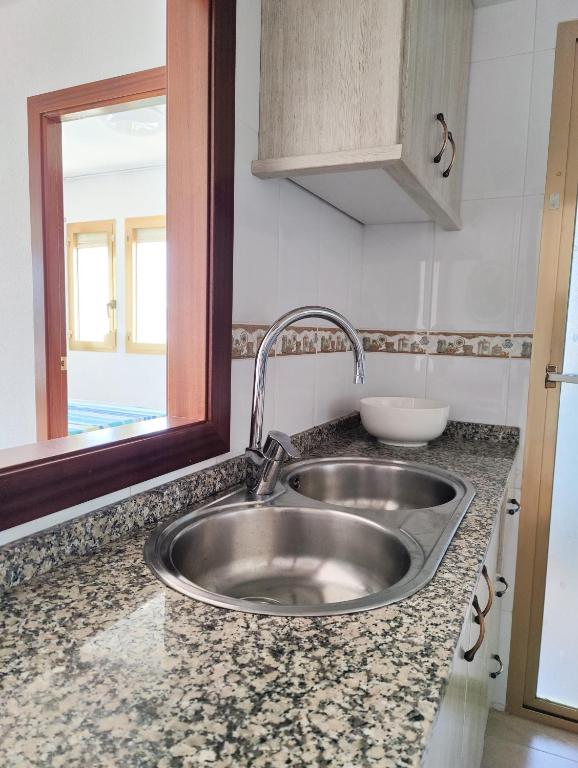 Kuchyň nebo kuchyňský kout v ubytování GERONA sea view apartments