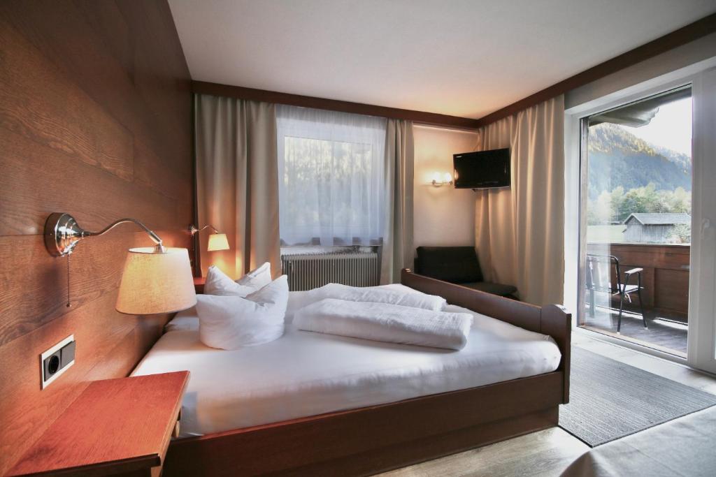 Tempat tidur dalam kamar di Alpenhaus Monte
