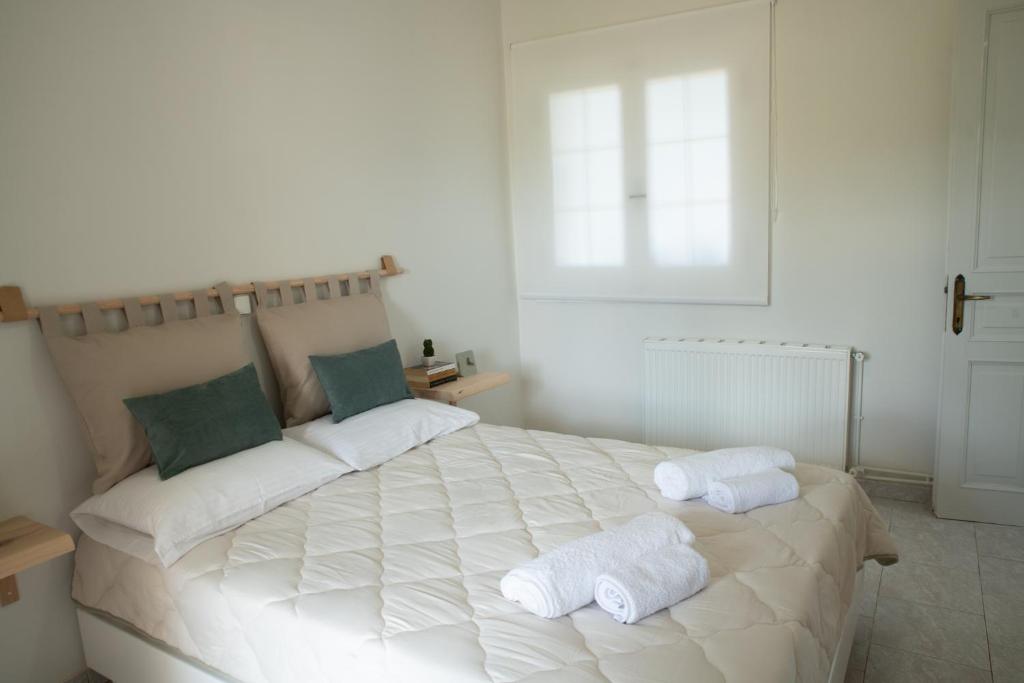 Łóżko lub łóżka w pokoju w obiekcie Maresia Apts & Studios