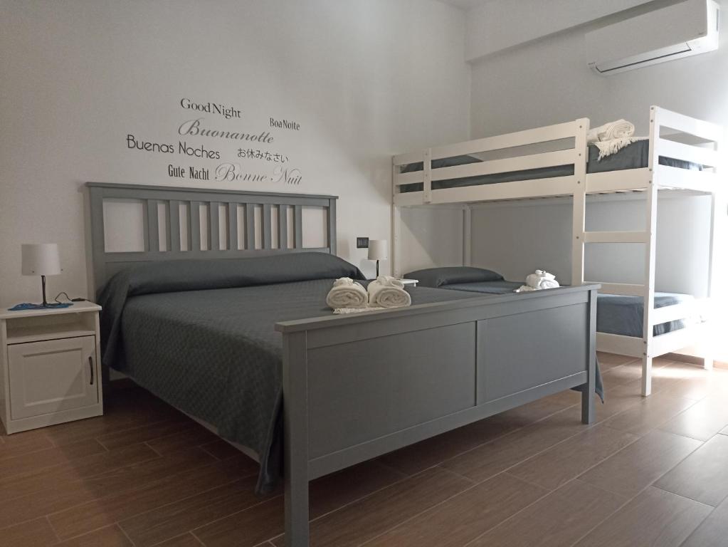 um quarto com um beliche e uma escada em A Casa di Franco em Milazzo