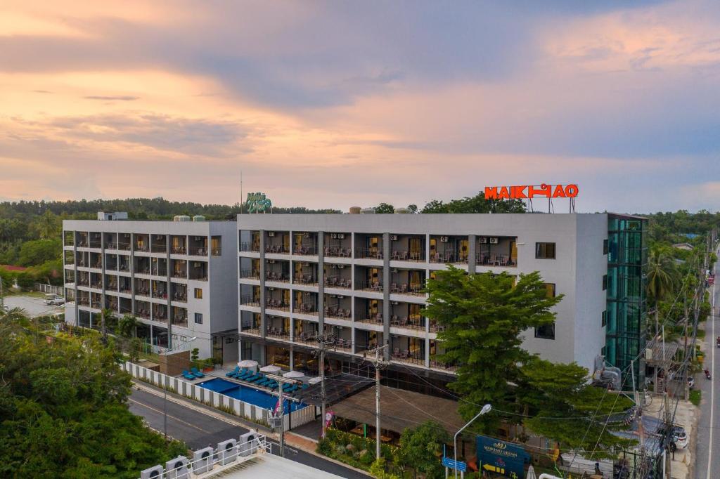 un edificio con un cartello hotel sopra di Maikhao Hotel managed by Centara - SHA Extra Plus a Mai Khao Beach