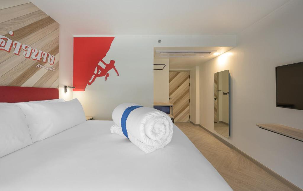 
COSI Room King with Daily food & drink credit
