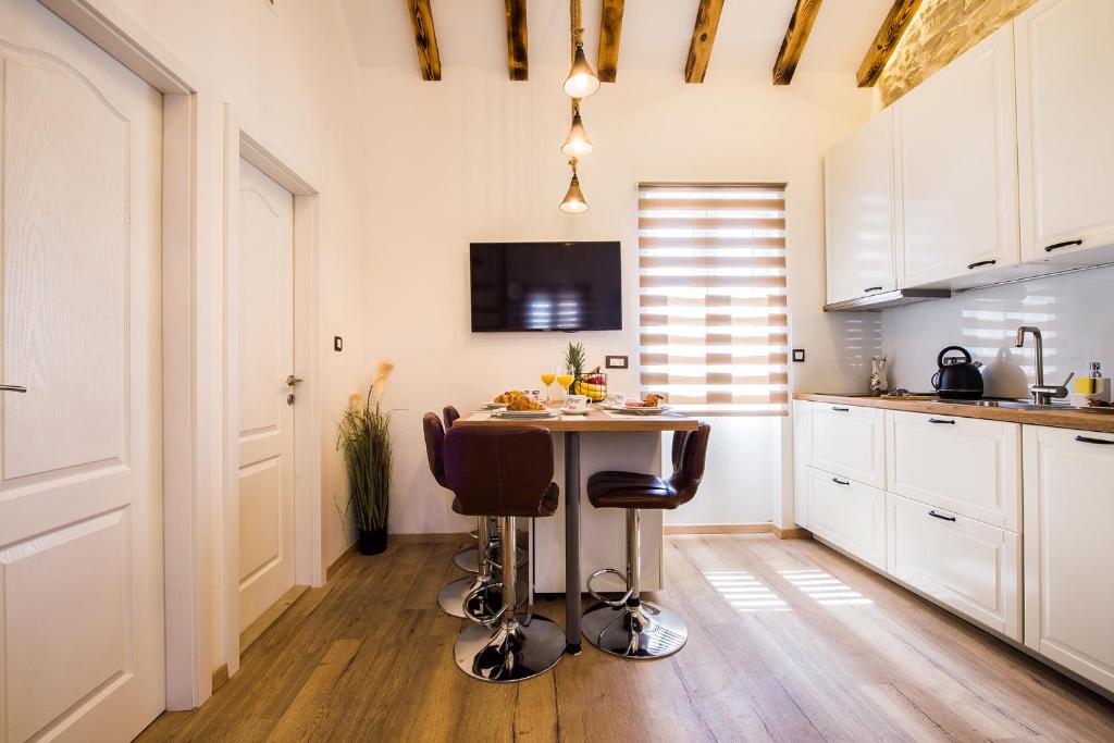 Kuchyňa alebo kuchynka v ubytovaní Reval Luxury Stone house apartments****