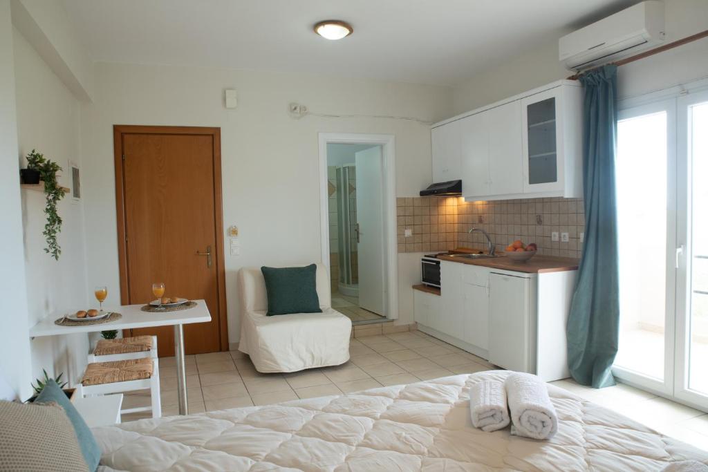 Łóżko lub łóżka w pokoju w obiekcie Maresia Apts & Studios