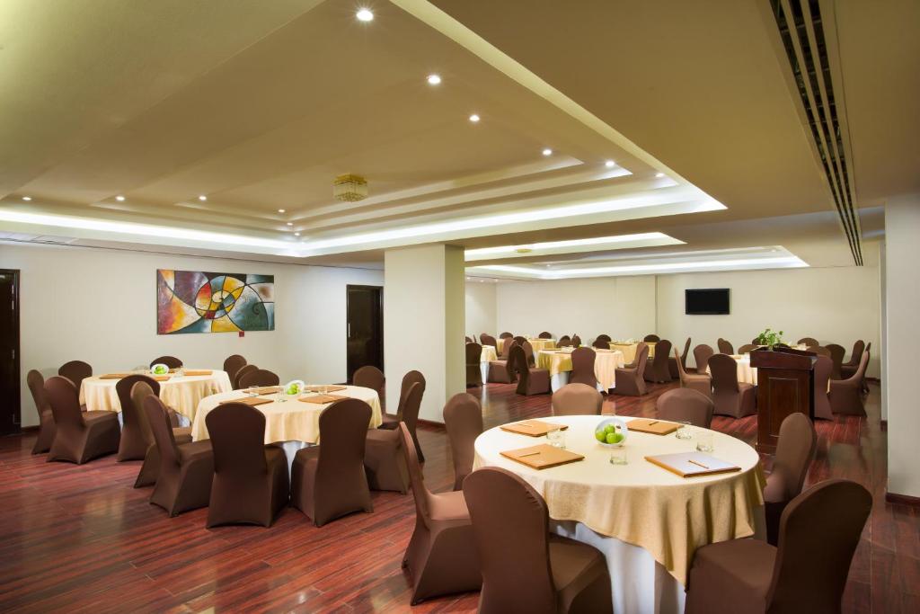TV a/nebo společenská místnost v ubytování Centara Life Muscat Dunes Hotel