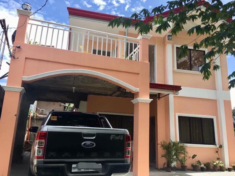 un camion garé devant une maison dans l'établissement Cozy Vacation House in Guimaras, à Guimaras