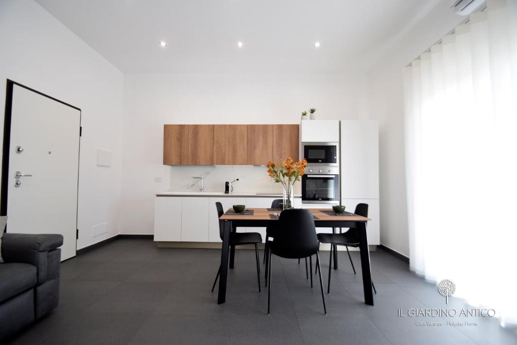 A kitchen or kitchenette at Il Giardino Antico