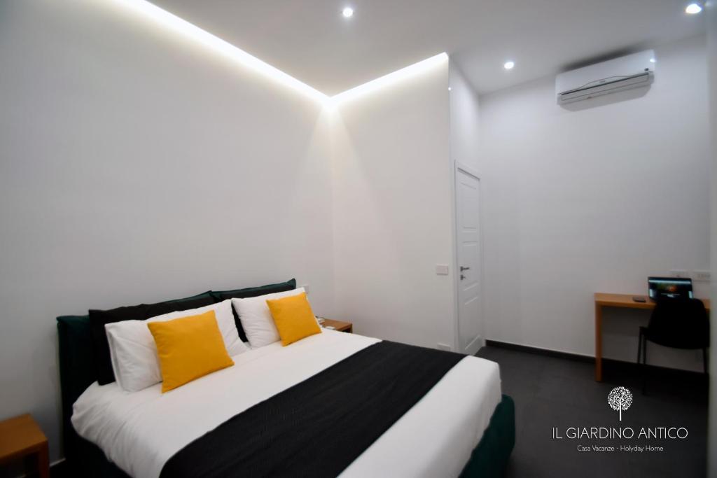 A bed or beds in a room at Il Giardino Antico