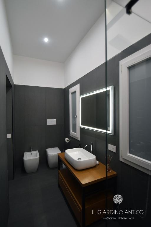 A bathroom at Il Giardino Antico