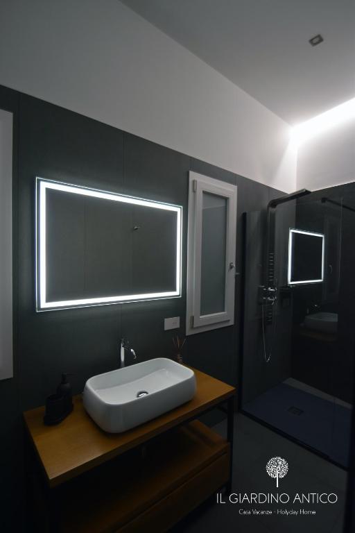 A bathroom at Il Giardino Antico