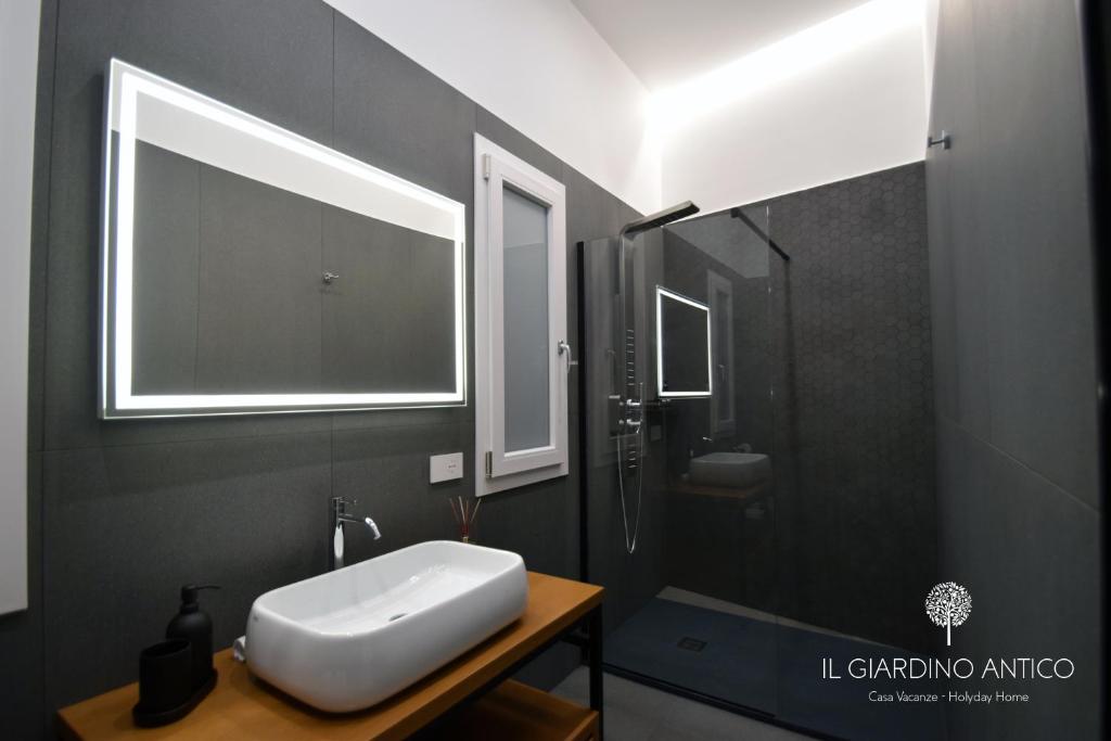 A bathroom at Il Giardino Antico