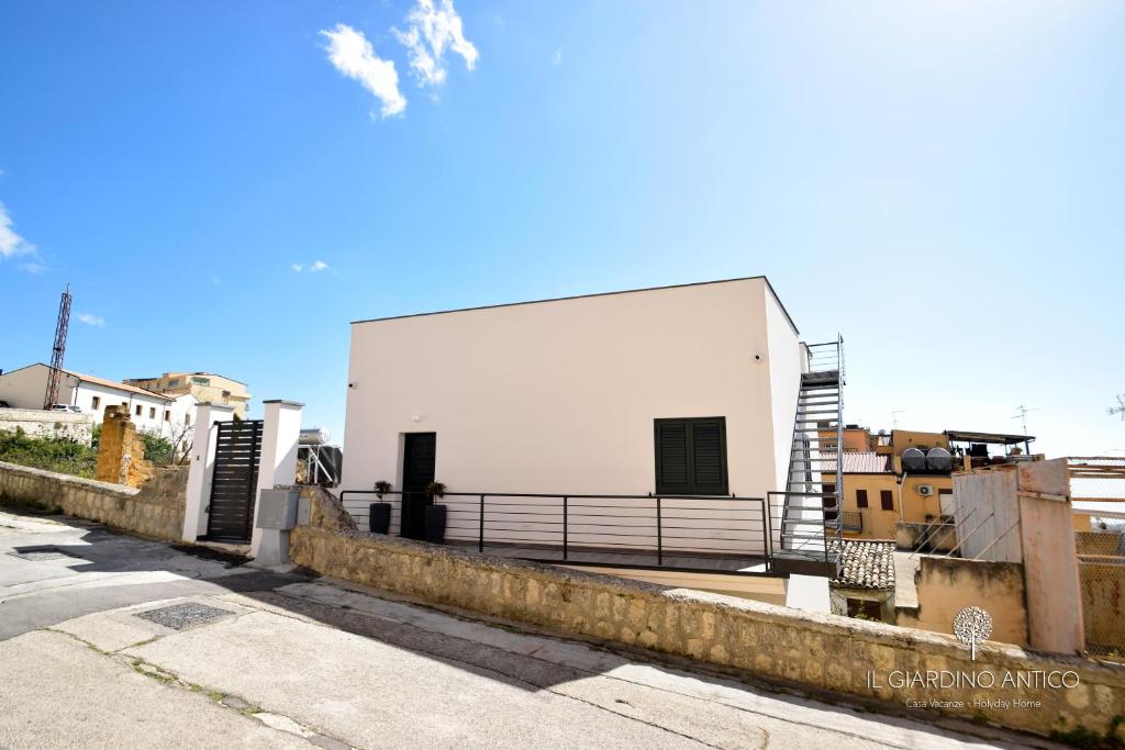 ein weißes Gebäude an der Straßenseite in der Unterkunft Il Giardino Antico in Agrigento