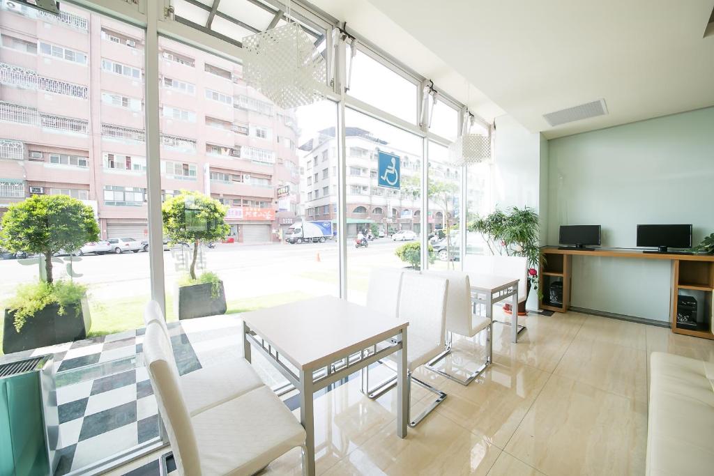 TV a/nebo společenská místnost v ubytování Sunseed International Villa Hotel