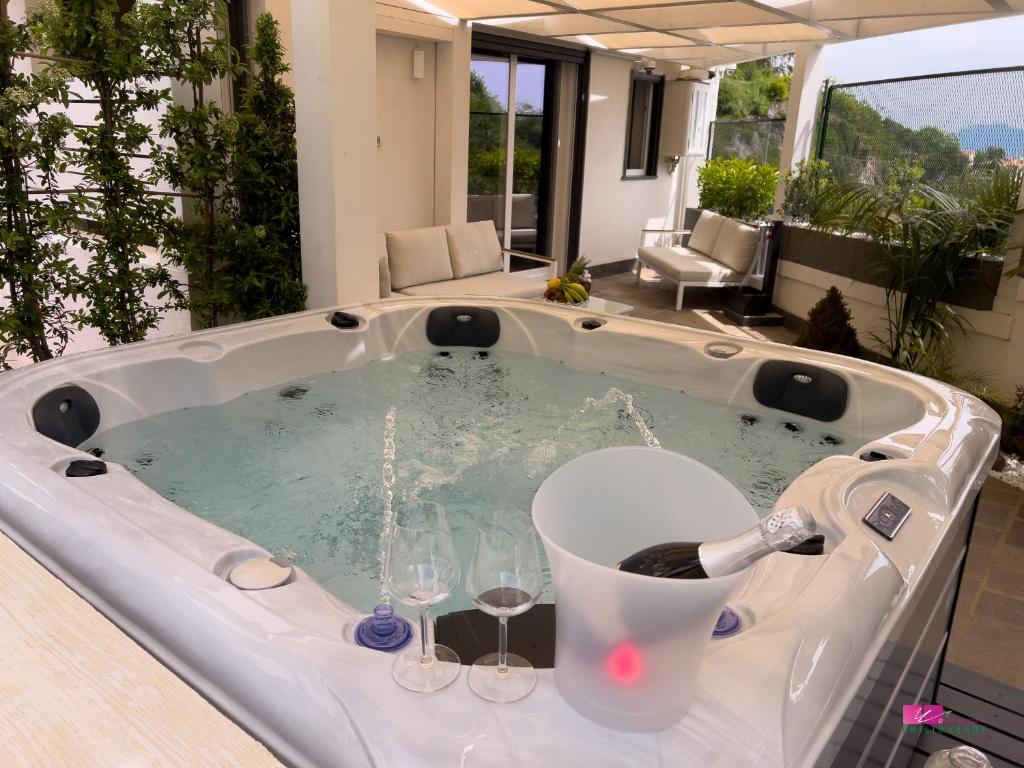 a jacuzzi tub with two glasses of wine at GT HOUSE FONTANA LIMITE in Vietri
