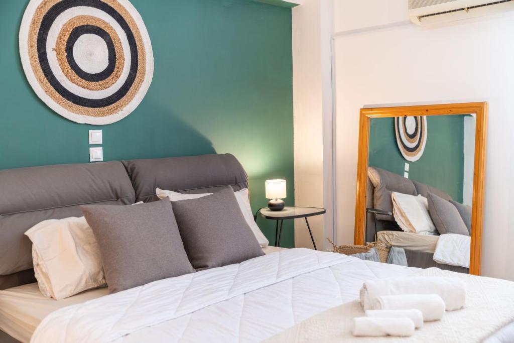Postel nebo postele na pokoji v ubytování Boho Chic Apartment Under Acropolis