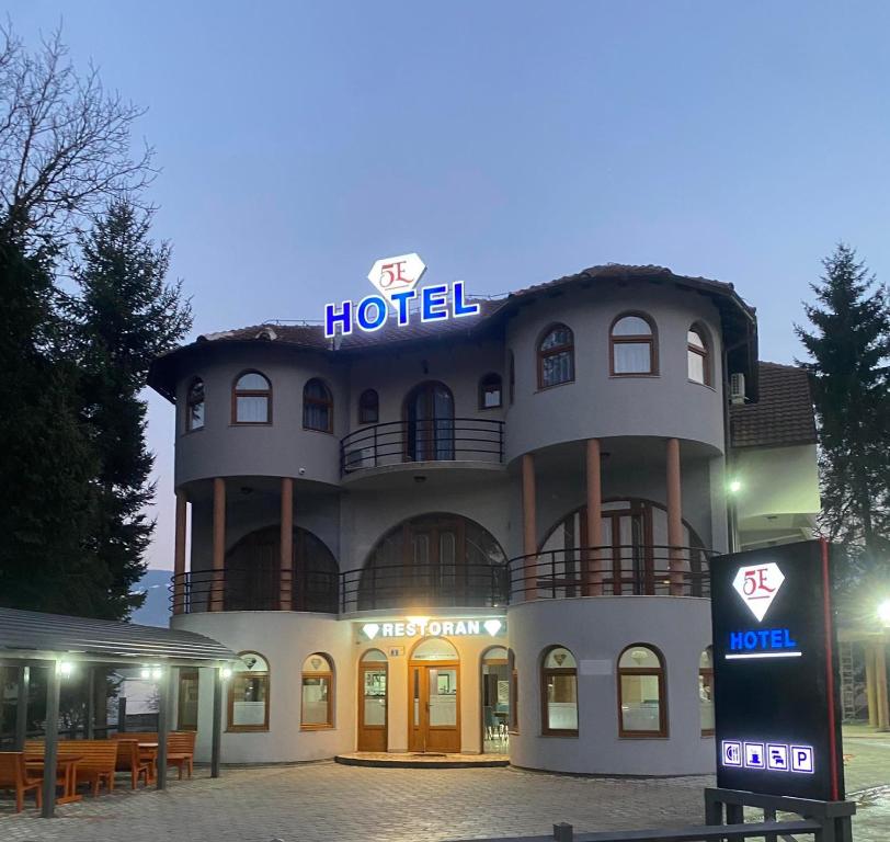 un hotel con un cartello sopra di Hotel5E a Plav