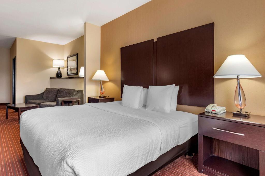 Best Western Plus DFW Airport West Euless - King Suite With Roll - In Shower - Mobility Access