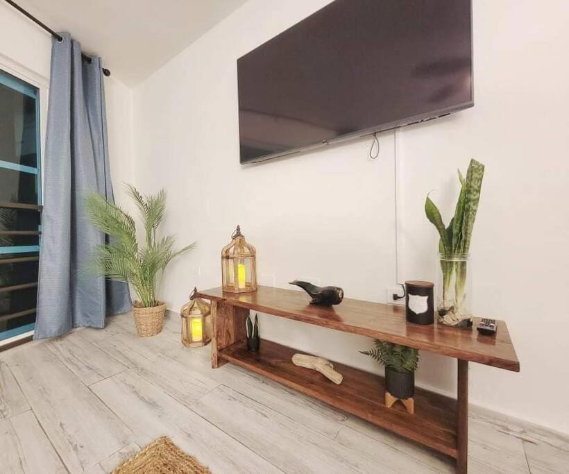 TV a/nebo společenská místnost v ubytování Eco Resort Condos