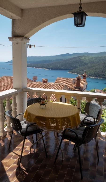 Fotografia z galérie ubytovania Apartment with beautiful sea view v destinácii Rabac