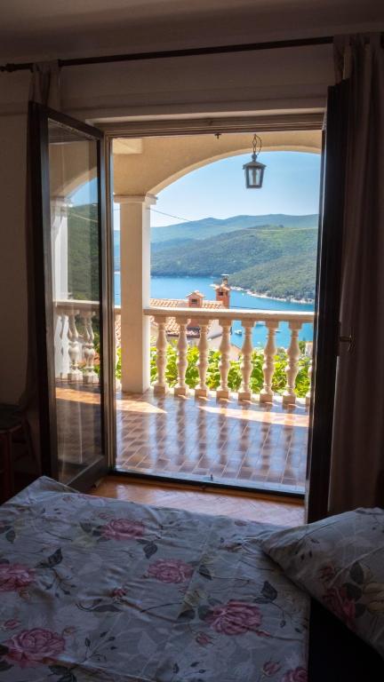 Fotografia z galérie ubytovania Apartment with beautiful sea view v destinácii Rabac