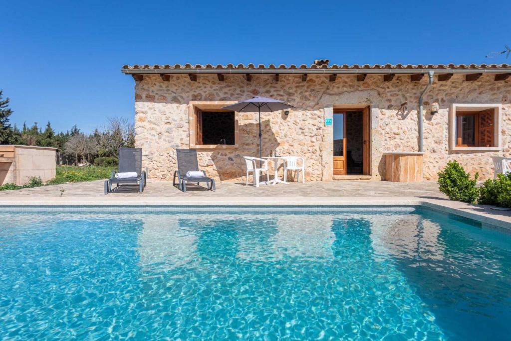 ein Haus mit einem Swimmingpool vor dem Haus in der Unterkunft Ca n Batlet in Inca