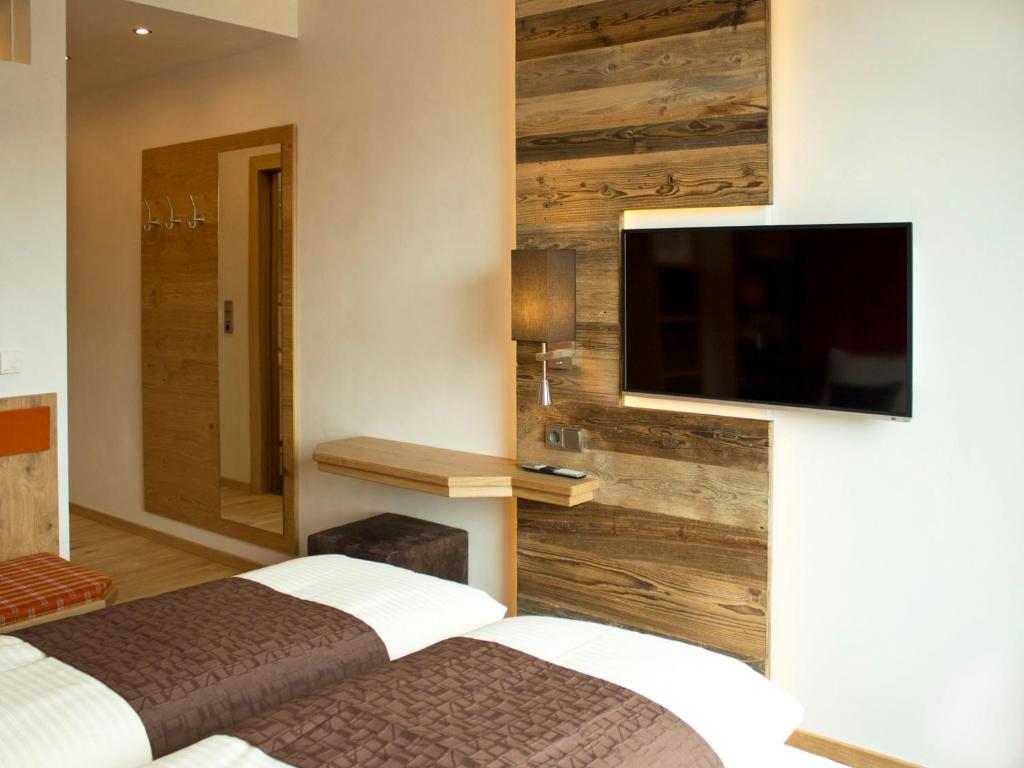 TV a/nebo společenská místnost v ubytování Alpenflair Hotel