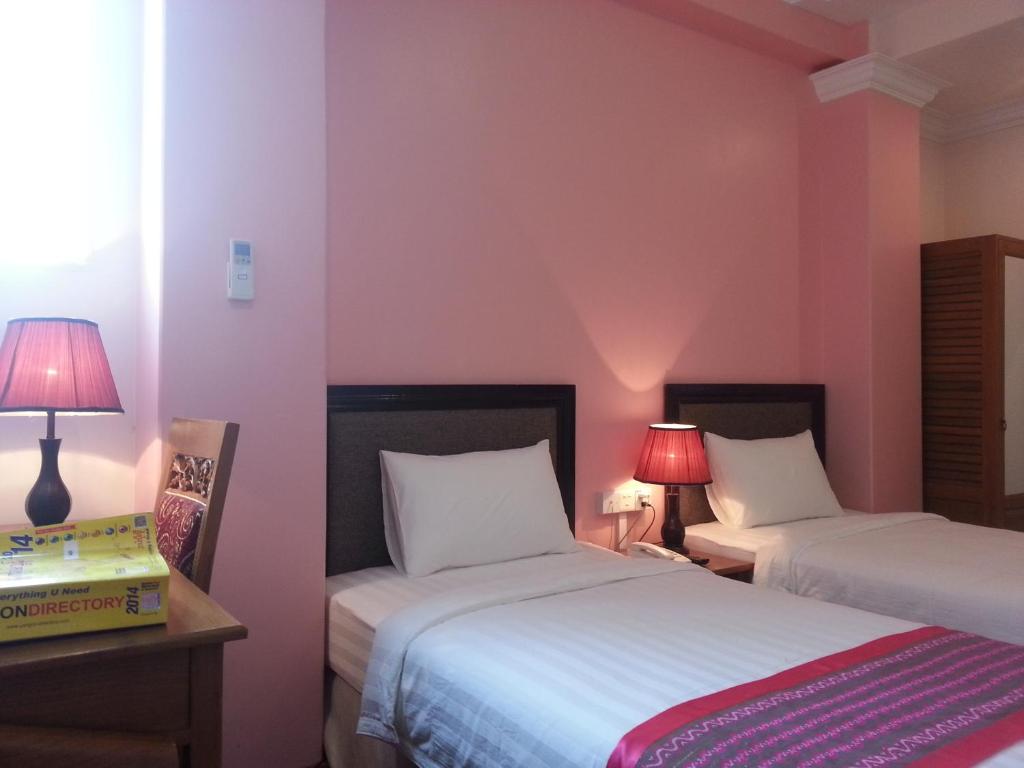 Postel nebo postele na pokoji v ubytování Grand Laurel Hotel