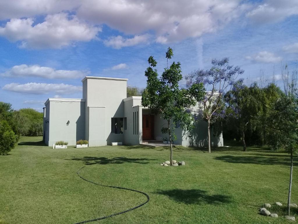 uma casa num campo com relva em Los Aguarybayes em La Banda