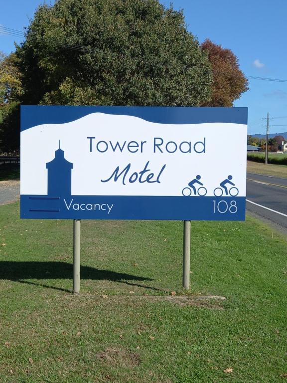 un panneau indiquant une tour de route sur le côté d'une route dans l'établissement Tower Road Motel, à Matamata