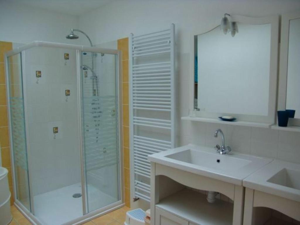 a white bathroom with a sink and a shower at Gîte Vigneulles-lès-Hattonchâtel-Viéville sous les Côtés, 3 pièces, 4 personnes - FR-1-585-64 in Vigneulles-lès-Hattonchâtel
