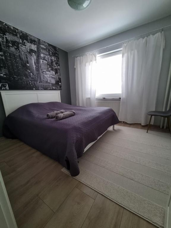 ein Schlafzimmer mit einem lila Bett und einem Fenster in der Unterkunft 2Room apartment in Amazing place, Free parking in Oulu