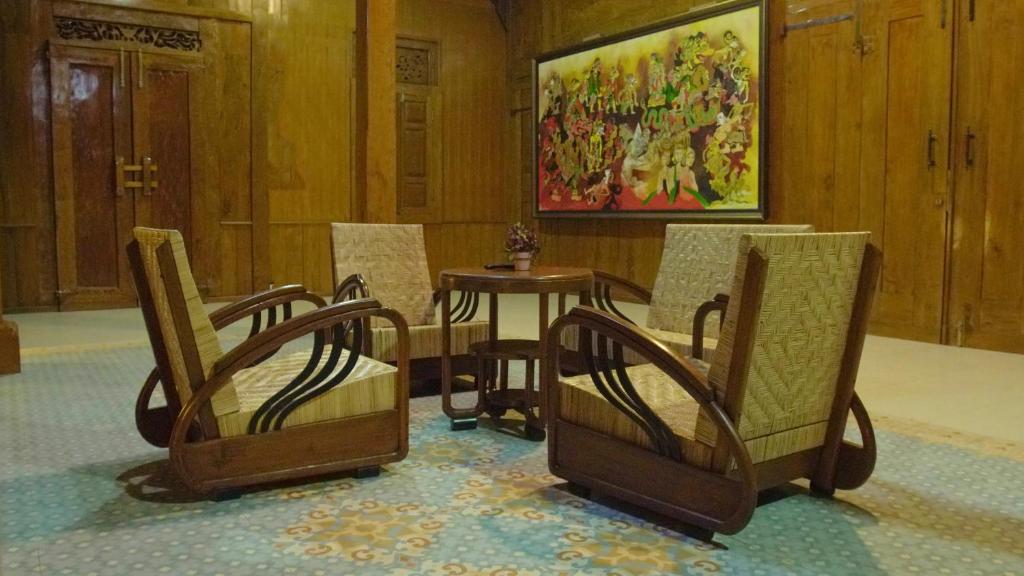 Posezení v ubytování Kampoeng Joglo Boutique Hotel