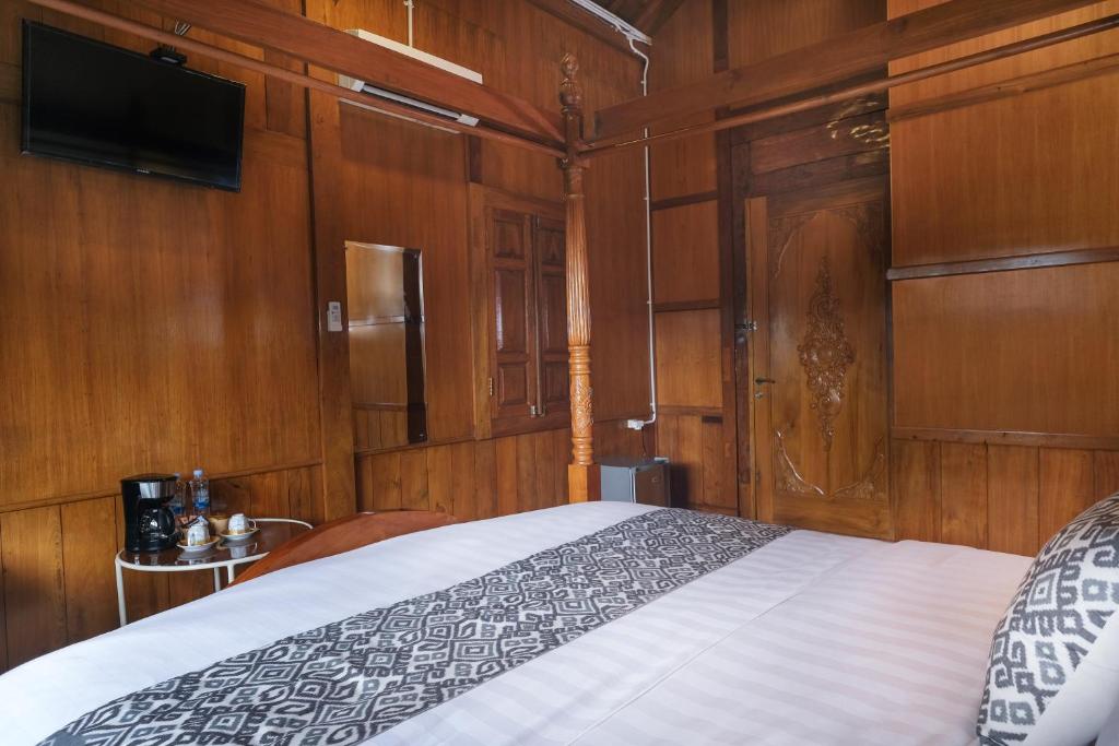 Postel nebo postele na pokoji v ubytování Kampoeng Joglo Boutique Hotel