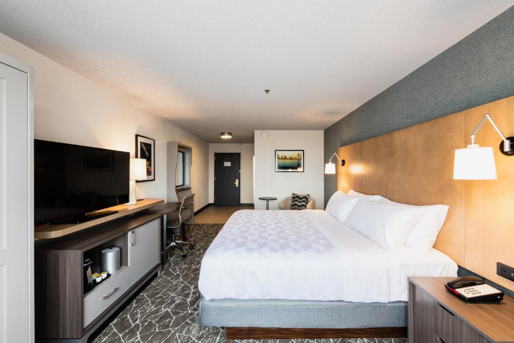 Holiday Inn Newark International Airport - Стандартная Комната Для Короля