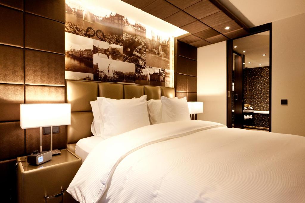 
Small Deluxe Suite With Ensuite Bathroom
