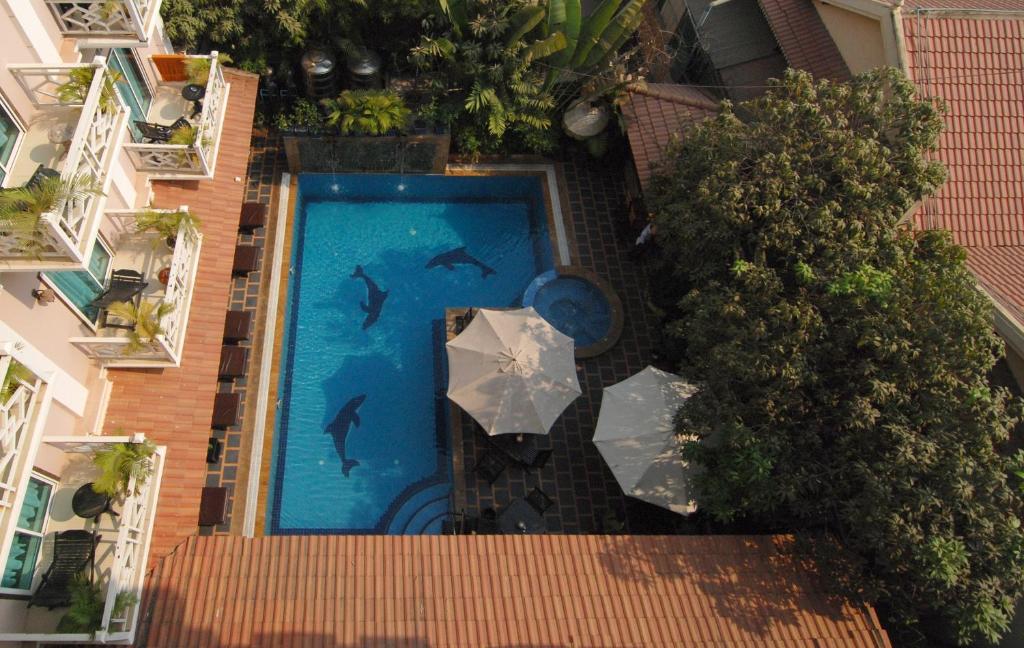 an overhead view of a swimming pool with an umbrella at Tan Kang Angkor Hotel in Siem Reap
