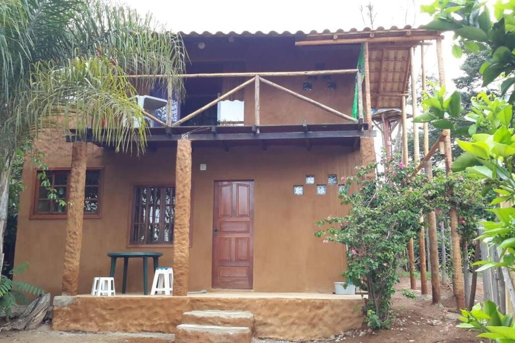 una casa con dos sillas delante en Chalé aconchegante em estância climática, en Santo Antônio do Leite