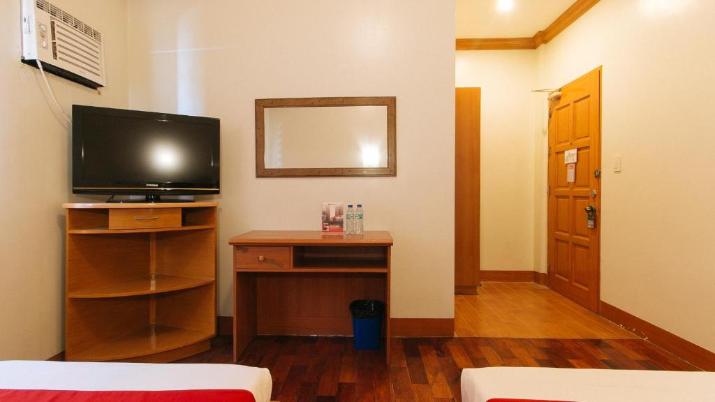 RedDoorz Premium @ Nick Hotel Gerona Tarlac - Superior Twin Room
