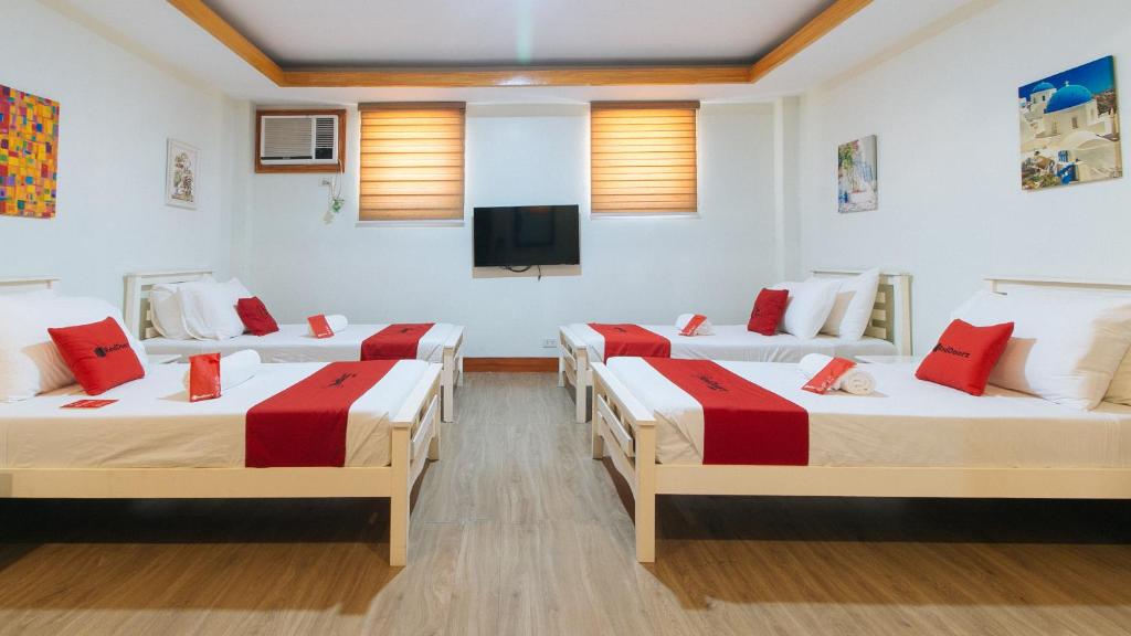 RedDoorz Premium @ Nick Hotel Gerona Tarlac - Quadruple Room