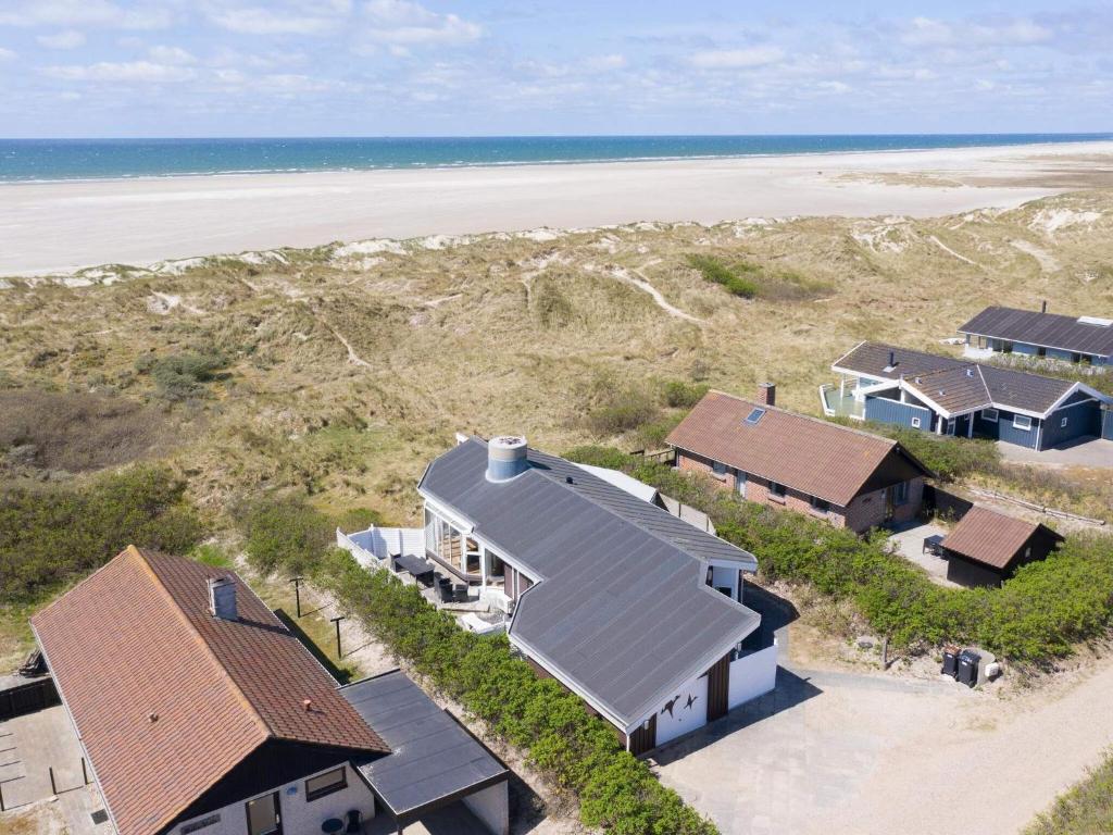 eine Luftansicht eines Hauses am Strand in der Unterkunft Holiday home Fanø XC in Fanø