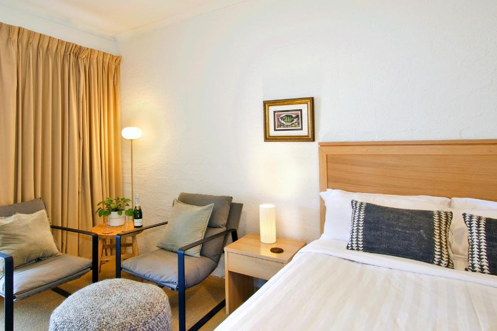 Postel nebo postele na pokoji v ubytování Lorne Surf Apartments