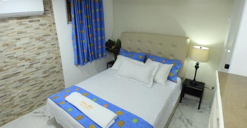 Dormitorio pequeño con cama con cabecero azul en 2 Guests 1bed Studio 3min To Beach And Main Street, en Sosúa