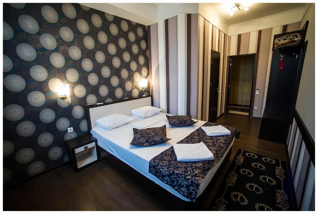 Postel nebo postele na pokoji v ubytování IRIS Hotel